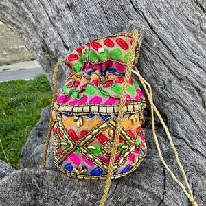 Handgefertigte indische Beuteltasche – bunt bestickte Geldbörse mit Kordelzug, kurzen Griffen und langem Riemen – 19 x 19 cm. Indische Tafttaschen.