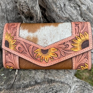 Handgefertigte Leder-Geldbörse mit bearbeitetem Sonnenblumen-Design – Damen-Clutch aus Rindsleder. Echtleder-Geldbörse mit Sonnenblumen-Dekor.