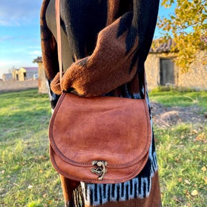 Handgefertigte Umhängetasche aus Rindsleder mit verstellbarem Riemen und antikem Verschluss – Boho-Stil. Ledertasche mit verstellbarem Griff.
