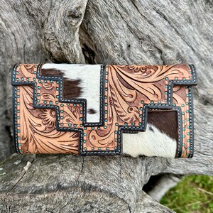 Hand-Painted Cowhide Leather Wallet - Artisan Women’s Long Clutch. Cartera de cuero artesana