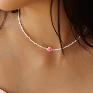 Collar de cuentas blancas y letra inicial Joyas personalizadas Regalo minimalista personalizado