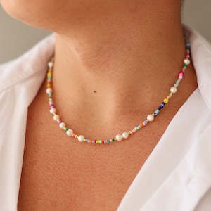 Kleurrijke herenketting Willekeurige kleurrijke rocaille en zoetwaterparelkralenketting voor heren