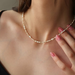 Zoetwaterparelketting: beige rocaille, 18 kt verguld