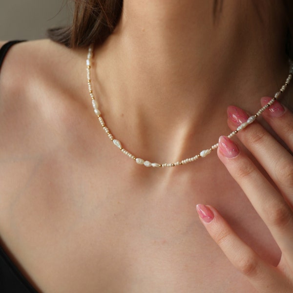 Winzige Süßwasserperlen und beigefarbene Rocailles Perlenkette mit 18K vergoldeten Perlen und Verschluss