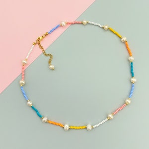Collier ras de cou en perles de rocaille colorées et perles d'eau douce
