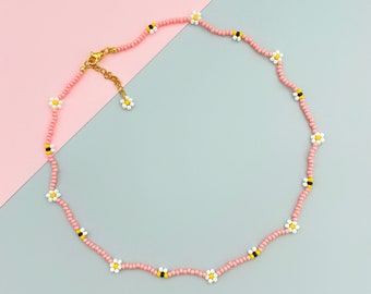 Daisy flower and bee beaded necklace