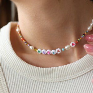 Colar de contas de pérolas de água doce e miçangas coloridas aleatórias com nome personalizado