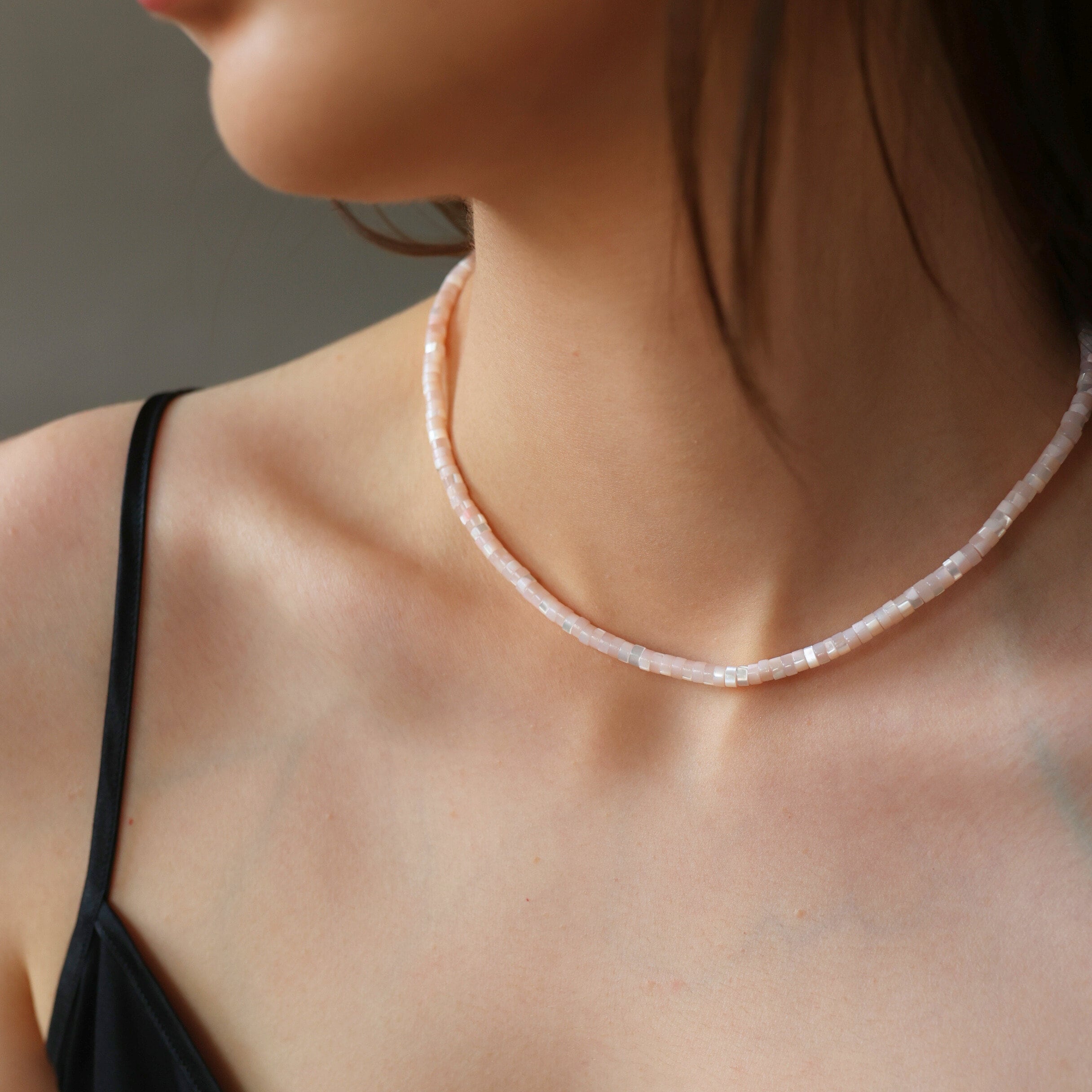 Light pink mother of pearl tube beaded choker necklace