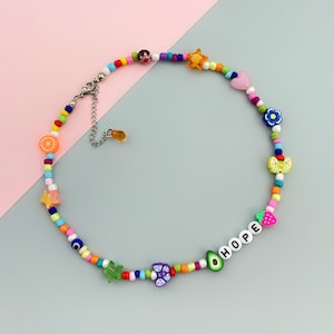 Collar de cuentas de colores con palabras personalizadas inspirado en los años 90