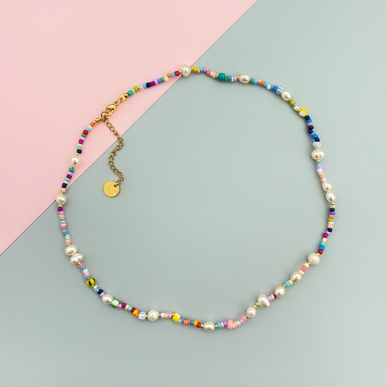 Random colorful seed bead and freshwater pearl beaded necklace zdjęcie 1