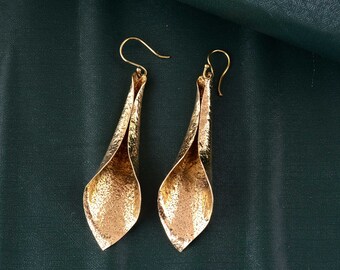 Boucles d'oreilles Calla en laiton : Boucles d'oreilles pendantes en forme de fleur dorée