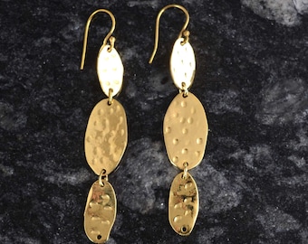 Pendientes largos de latón con forma de disco ovalado martillado