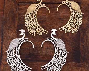 Pendientes de latón sin perforaciones con plumas de pavo real doradas