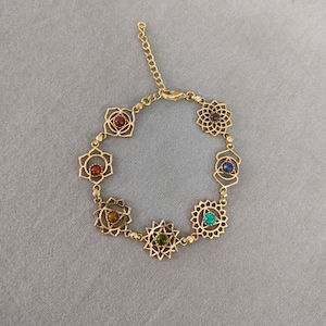 Pulsera de latón con dijes de 7 chakras hecha a mano con 7 piedras preciosas, longitud ajustable, regalo para yogui, joyería de geometría sagrada, piedras curativas, chakras