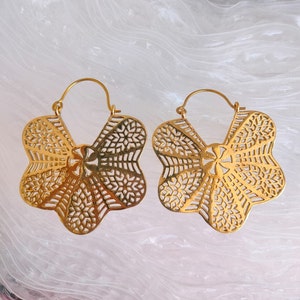 Gold filigrane Ohrringe, zarte Gold Ohrringe, Geschenk für sie, Messing filigrane Creolen, Gold Statement Creolen, filigrane Ohrringe