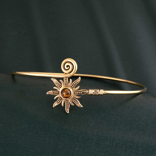 Manchette dorée soleil : bracelet bohème en pierres précieuses oeil de tigre