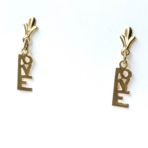 Brincos LOVE 14K | Brincos LOVE verticais em ouro amarelo 14k maciço | Par de brincos pendentes Love 14K | Brincos de ouro vintage | 0,75 gramas