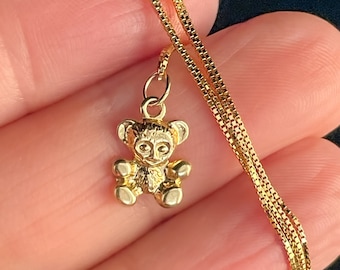 14K gouden beer-hanger aan een 14K box-ketting | 14k massief goud | Ketting van 46 cm en 14 kt vintage teddybeerbedel | 1,5 gram