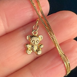 Ciondolo a forma di orso in oro 14 carati, collana con catena a maglie quadrate in oro massiccio 14 carati, collana in oro giallo da 46 cm e ciondolo a forma di orsacchiotto in oro 14 carati, 1,5 grammi