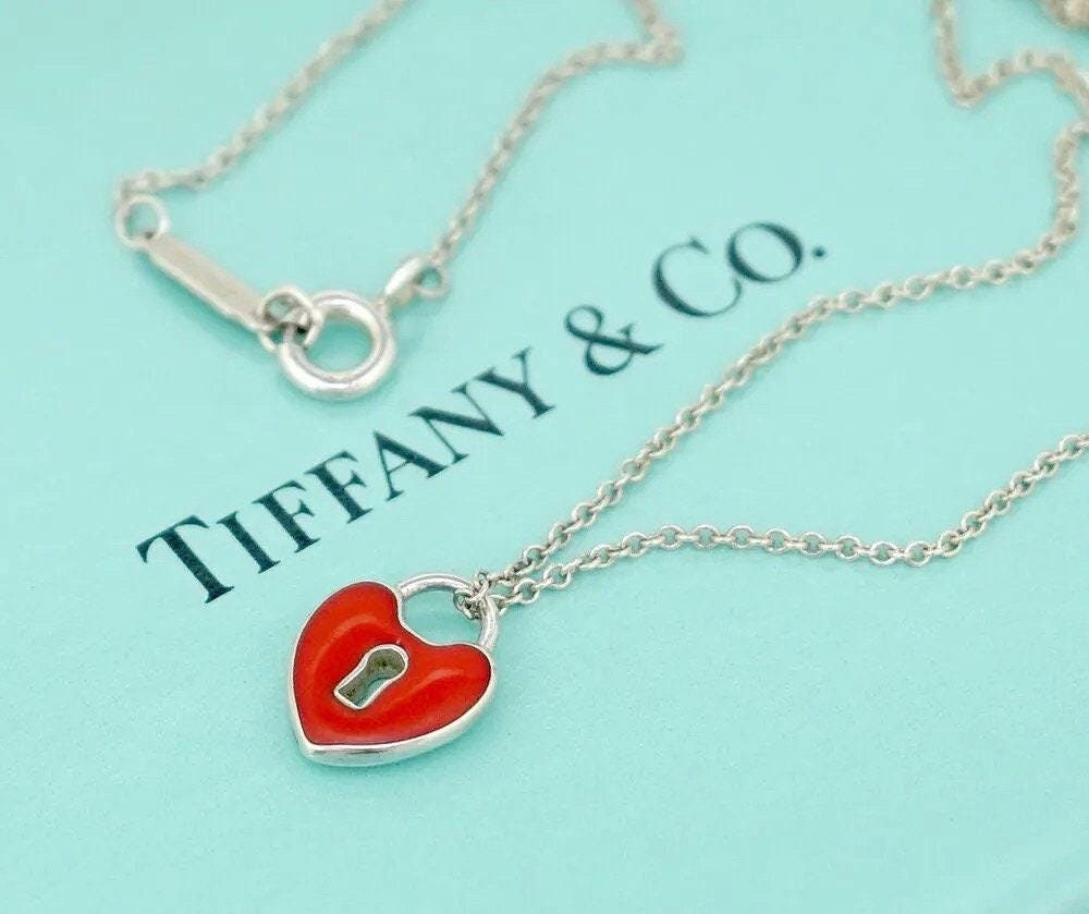 話題の人気 限定品】Tiffany/NY本店限定/RED LOVE/ハート型キーホルダー 小物