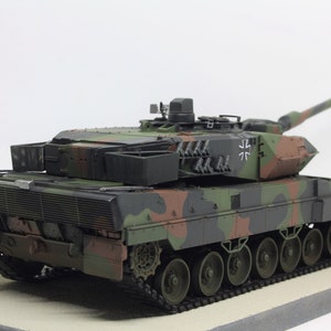 Panzer Leopard 2 A5/A6 construit à l'échelle 1/35 sur une plaque de base en bois image 3