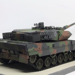 Built Panzer Leopard 2 A5/A6 in 1/35 scale on a wooden base plate image 3