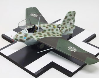 Modèle d'avion Messerschmitt Me 163 Komet construit à grande échelle 1/32 sur un socle en croix en bois