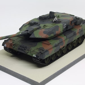 Built Panzer Leopard 2 A5/A6 in 1/35 scale on a wooden base plate image 4