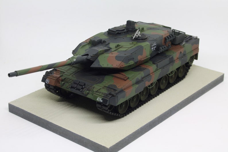 Built Panzer Leopard 2 A5/A6 in 1/35 scale on a wooden base plate image 4