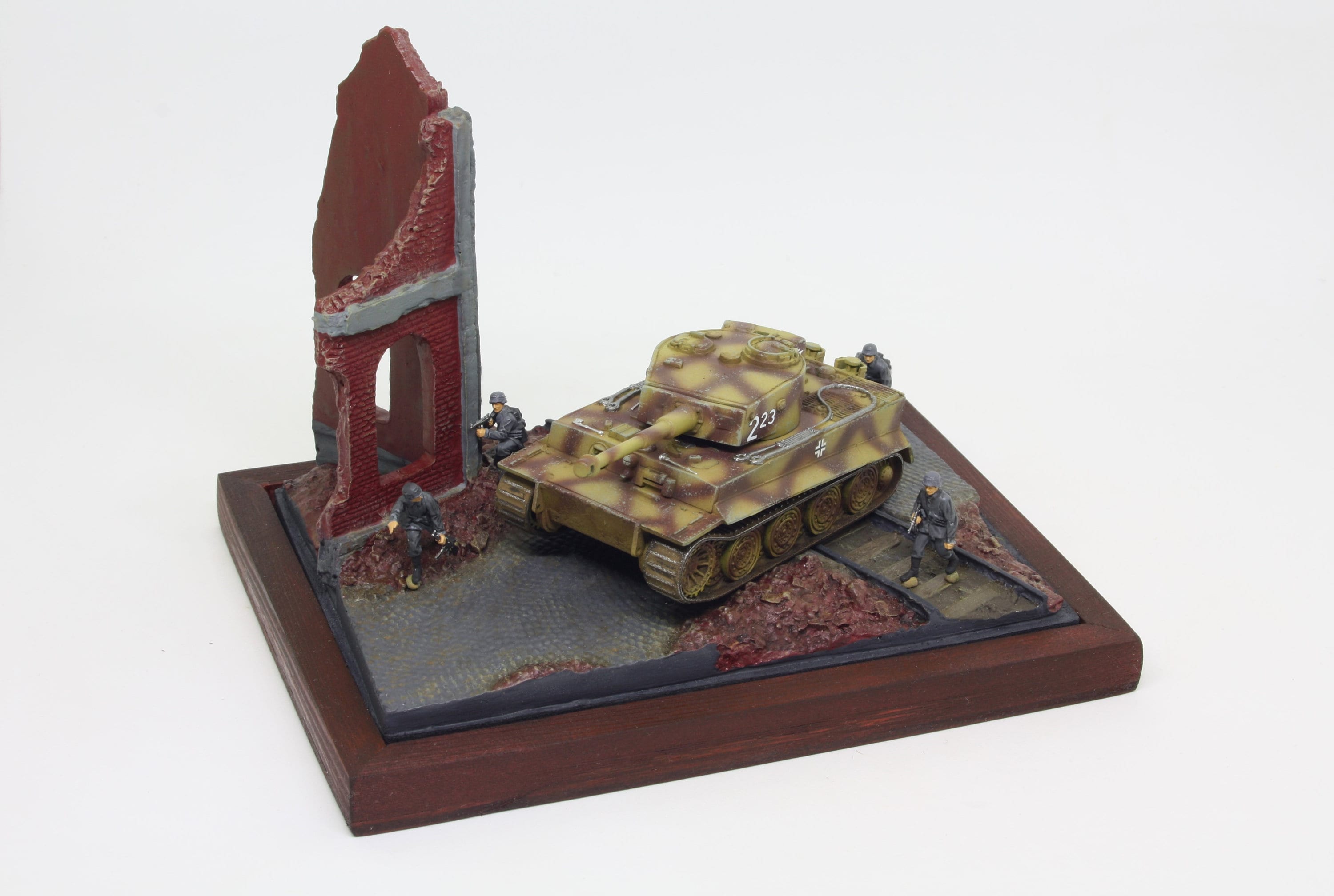 Built tank Tiger I Kpfw. VI Diorama in 1/72 scale