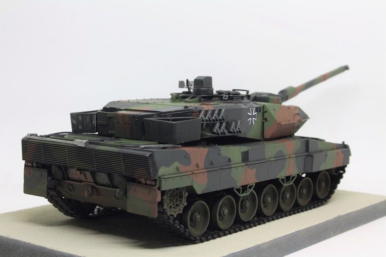 Built Panzer Leopard 2 A5/A6 in 1/35 scale on a wooden base plate image 3