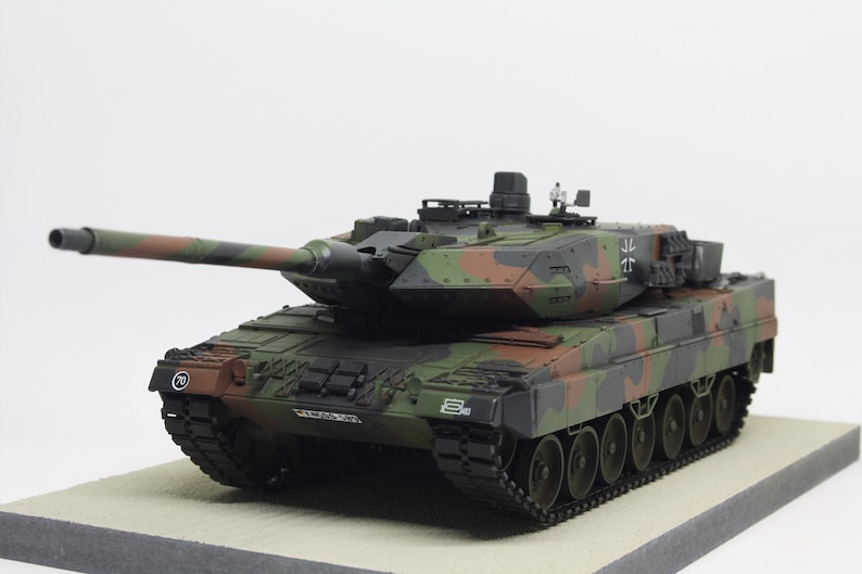 Built Panzer Leopard 2 A5/A6 in 1/35 scale on a wooden base plate image 6