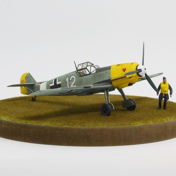 Gebaut Messerschmitt Bf 109 1/72 Modellflugzeug + Figur auf einer Grundplatte aus Holz mit Gras.