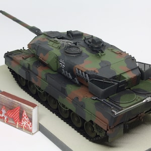 Built Panzer Leopard 2 A5/A6 in 1/35 scale on a wooden base plate image 7