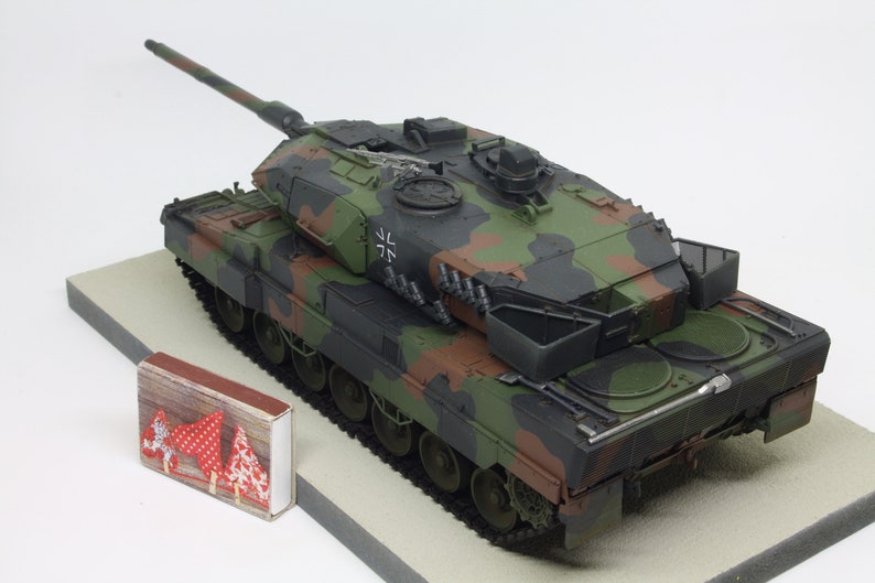 Built Panzer Leopard 2 A5/A6 in 1/35 scale on a wooden base plate image 7