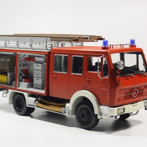 Carro modelo de corpo de bombeiros construído Mercedes Benz 1017 LF 16 em 1/24