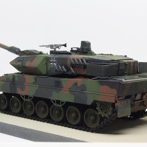 Panzer Leopard 2 A5/A6 construit à l'échelle 1/35 sur une plaque de base en bois image 5
