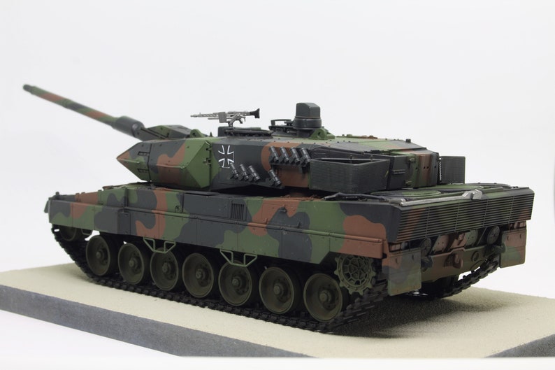 Built Panzer Leopard 2 A5/A6 in 1/35 scale on a wooden base plate image 5