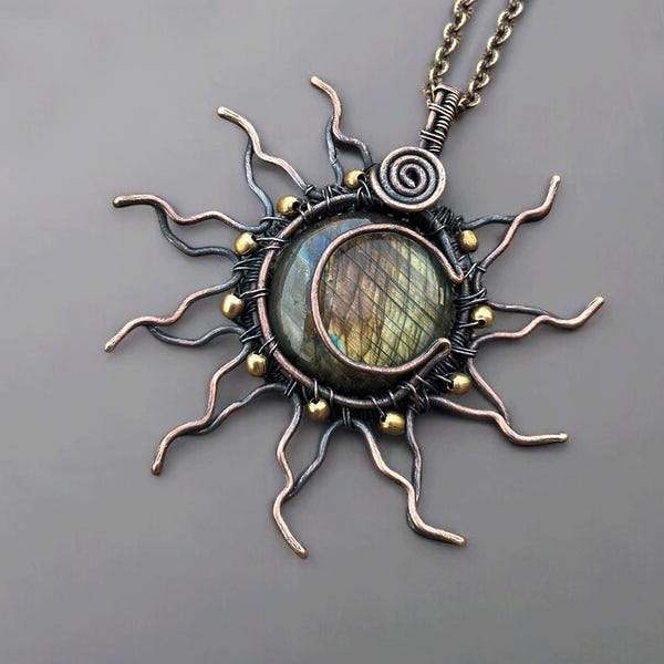 Ciondolo a forma di sole in rame e labradorite fatto a mano: gioielli con filo avvolto