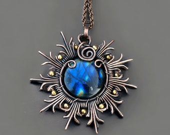 Colgante de cobre con labradorita y sol hecho a mano: joyería con alambre enrollado