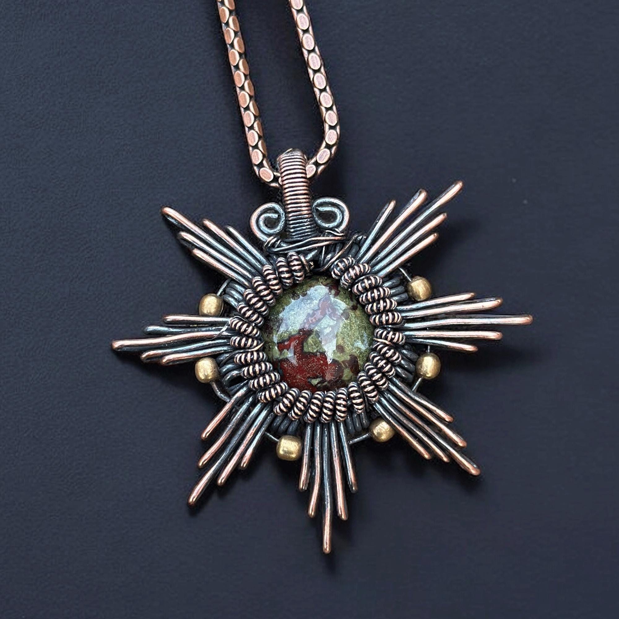 Pendente Sunburst Artigianale Ciondolo Fatto A Mano In Lapislazzuli E Labradorite, Filo Di Rame Avvolto, Design Sunburst, Gioiello Vintage Ciondolo Sunburst Rame Pietre Naturali Pendente Sunburst Artigianale Ciondolo Fatto A Mano In Lapislazzuli E Labradorite, Filo Di Rame Avvolto, Design Sunburst, Gioiello Vintage Ciondolo Sunburst Rame Pietre Naturali