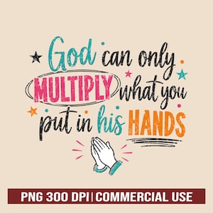 Può includere: Un design grafico con il testo God can only MULTIPLY what you put in his HANDS in nero, verde acqua, rosa e arancione. Il design include piccole stelle, punti e un'illustrazione di due mani giunte in posizione di preghiera.