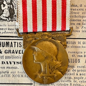 Médaille - Authentique médaille commémorative de la guerre de 1914-18, française pleine grandeur, complète avec ruban de soie arrosé