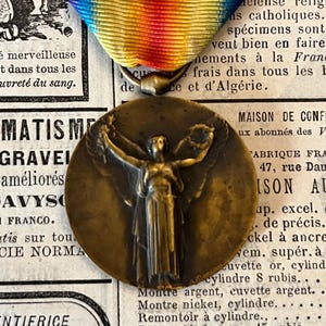 Médaille - Authentique médaille de la victoire des forces interalliées françaises de la Première Guerre mondiale, pleine grandeur, complète avec ruban de soie arrosé