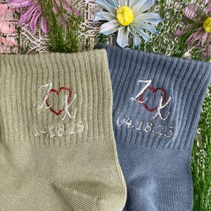Meias bordadas personalizadas - iniciais personalizadas e design de coração | Meias de algodão macio até o tornozelo | Presente de aniversário e casamento em memória