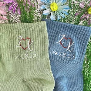 Calcetines bordados personalizados - Diseño de iniciales y corazón personalizados / Calcetines tobilleros de algodón suave / Regalo conmemorativo de cumpleaños o boda