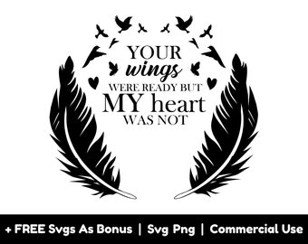 Op de afbeelding: Zwart-wit grafisch ontwerp met de tekst "YOUR wings WERE READY BUT MY heart WAS NOT". Het ontwerp bevat twee grote veren, vogels en harten. De onderkant van de afbeelding bevat de tekst "+ FREE Svgs As Bonus | Svg Png | Commercial Use".