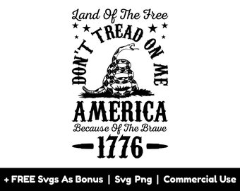 Könnte beinhalten: Schwarzweißes Grafikdesign mit einer zusammengerollten Klapperschlange mit dem Text "Don't Tread On Me" und "Land of the Free, America, Because of the Brave, 1776".