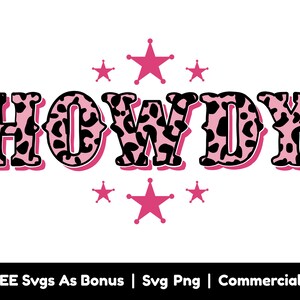 以下が含まれることがあります： ピンクと黒の「HOWDY」の文字で、牛柄のパターンが施されています。5つのピンクの星が文字を囲んでいます。文字は黒で縁取られており、影の効果があります。