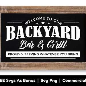 Puede incluir: Un letrero de pizarra negra con marco de madera, anunciando un "Backyard Bar & Grill" con el texto "Bienvenido a nuestro Backyard Bar & Grill. Sirviendo con orgullo todo lo que traigas."